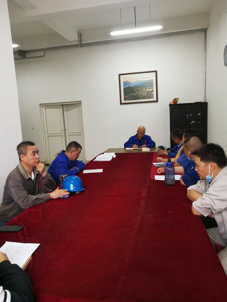 機(jī)加裝配黨支部召開(kāi)全體黨員大會(huì)，組織主題教育學(xué)習(xí)。